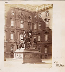 Bronzegruppe des Hl. Georg im Kampf mit dem Drachen im äußeren Schloßhof