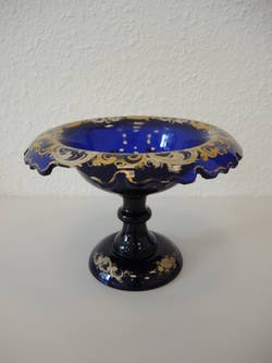 Obstschale: blaues Glas mit floralem Dekor