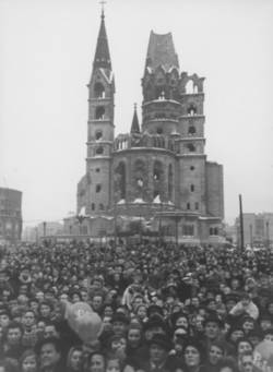 Weihnachtsmarkt 1952. Gedächtniskirche