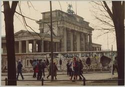 o.T., Blick aus NW auf das Brandenburger Tor hinter der Mauer