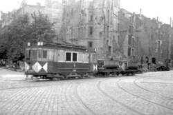 Eine Straßenbahn als Zugfahrzeug einer Trümmerbahn