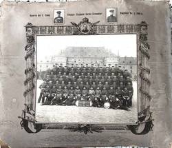 Gruppenbildnis / Reservistenbild vor Kaserne Soorstraße: "Reserve der 3. Comp. Königin Elisabeth Garde-Grenadier-Regiment No. 3 1909-11"