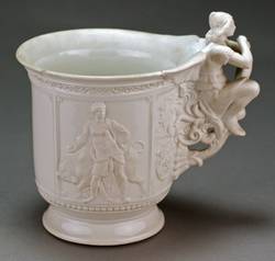 Tasse mit figürlichem Henkel, Mythologische Figuren;