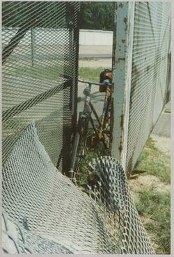 o.T., Fahrrad an einem unverschlossenen Grenztor
