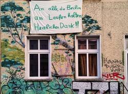 Transparent an einem Wohnhaus in der Greifswalder Straße 