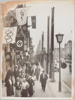 Olympia 1936. Die Feststrasse Unter den Linden im Fahnenschmuck.
