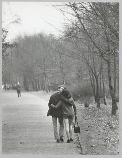 o.T., Spazierendes Paar im Tiergarten, Rückansicht