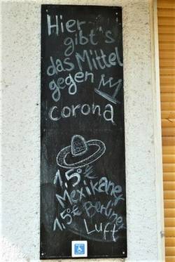 "Hier gibt´s das Mittel gegen Corona ... Mexikaner ... Berliner Luft " .  Schild an einer Bar (?)