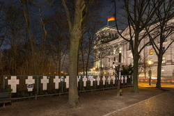"Der Berliner Mauerstreifen heute"; Bild 29 (von 45) "Kreuze zum Gedenken an Maueropfer am Reichstagsgebäude, Berlin-Tiergarten"