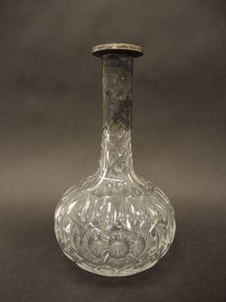 Vase mit dicht sitzendem Olivenschnitt und Metallmontierung