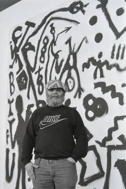 A.R. Penck vor seinem Werk in der Nationalgalerie
