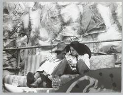 o.T., Junges Paar auf Matratzensofa
