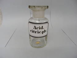Apothekenflasche für "Acid. / citric. plv." (Zitronensäurepulver) aus der St. Rupertus-Apotheke Kreuzberg
