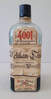Flasche Pelikan-Tinte aus der St. Adalbert bzw. Rupertus Apotheke Berlin-Kreuzberg;