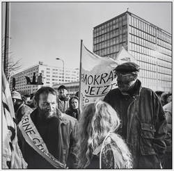 Menschen im Gespräch auf dem Alexanderplatz;