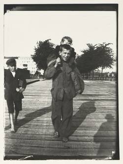 Kinder auf der Knobelsdorffbrücke. Junge mit kleinem Mädchen huckepack