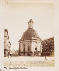 Blick von Süden auf die Dreifaltigkeitskirche in der Mauerstraße