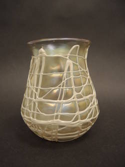 Vase mit Fadenauflage als Netzdekor