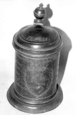 Zinn-Walzenkrug der Maurer mit Stifternamen und Emblem