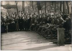 o.T., Gruppenbild mit Motorradfahrern am Start vor einem Straßenrennen nach Potsdam