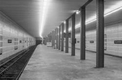 Serie zu Bahnhöfen in Ost-Berlin, VEB Designprojekt im Auftrag des Magistrats von Berlin. Negativ 19 U-Bahnhof Schillingstraße, Bahnsteig