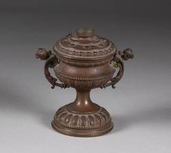 Öllampe aus Messingguß in antiker Vasenform