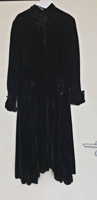 Schwarzer taillierter Mantel aus Pannesamt