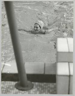 o.T., Schwimmerin mit Badekappe im Becken eines Hallenbades