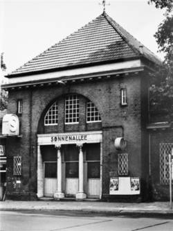 Stillgelegt: Sonnenallee. (Bahnhofsgebäude, Eingang / 5 Ringbahn 19)