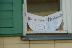 "Hier entsteht Mundschutz" . Schild in einem Fenster in Neukölln-Rixdorf