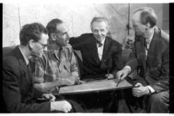 Besprechung mit Karl Böttcher, Cecil F. S. Newman, Martin Mächler (?) und Hans Scharoun