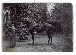 Reinhold und Hans Richter vor dem Haus Am Wehrhorn, vor 1914;