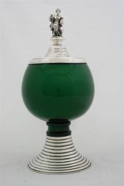 Punschgefäß aus grünem Glas, Deckel und Fuß aus Silber, 12 Gläser SM 2012-4618 a-l ;