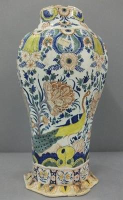 Vase, Pfauenmotiv und Indianische Blumen;