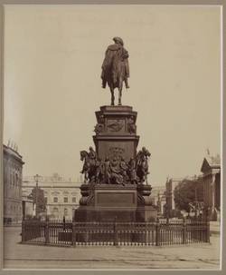 Rückansicht des Reiterstandbildes Friedrichs II. Unter den Linden;