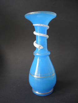 Vase aus Schachtenbach aus blauem Glas mit aufgelegter weißer Schlange