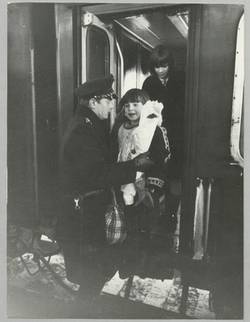 o.T., Bahnmitarbeiter hilft Kind beim Aussteigen aus dem Zug. Bahnhof Zoologischer Garten