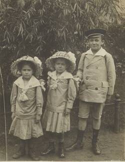 Bildnis dreier Kinder im Freien