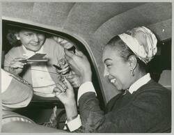 o.T., Josephine Baker im Auto, am Fenster Autogrammjäger