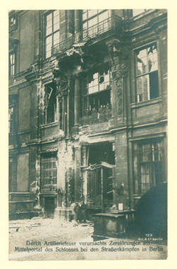 Novemberrevolution: "Durch Artilleriefeuer verursachte Zerstörungen am Mittelportal des Schlosses bei den Straßenkämpfen in Berlin."