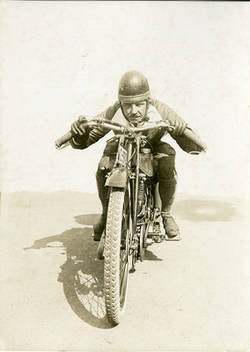 Der Leichtathlet Richard Rau beim Motorradrennen auf der Avus