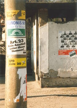 Fotokonvolut: Schrift in Ost-Berlin 1990/91 (Werbung, Graffiti, Wahlwerbung etc.)