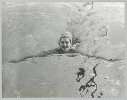 o.T., Schwimmerin mit Badekappe im Becken eines Hallenbades