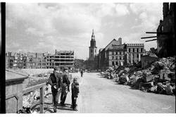 Blick zur Marienkirche von Südwesten, rechts das Gebäude Heiligegeiststraße 39/40, links Bebauung an der Spandauer Straße mit dem Dierig-Haus an der Ecke Kaiser-Wilhelm-Straße 55 (ab 1947 Liebknechtstraße, seit 1969 Karl-Liebknecht-Straße); Mitte, sowjetischer Sektor;
