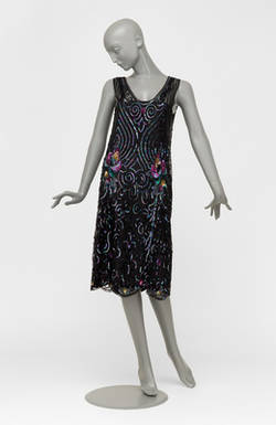 Schwarzes, ausgestelltes Tüllkleid, vollständig mit farbig irrisierenden Pailletten bestickt.. perlbesticktes Tanzkleid