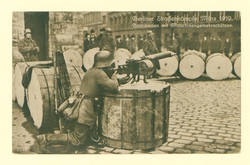 Berliner Straßenkämpfe März 1919. Barrikaden mit Maschinengewehrschützen.
