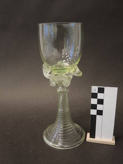 Römer mit langem Schaft, leicht grünliches Glas