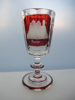 Weinglas (Reiseandenken) mit Überfang-Rotmalerei