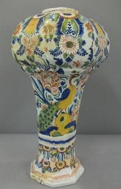 Kleine Vase, Pfauenmotiv und Indianische Blumen;