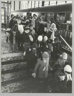 o.T., Kinderreisegruppe beim Verlassen des Bahnsteigs. Bahnhof Zoologischer Garten